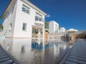 Villa Foros Dyo - Modern 3 Bedroom Pernera Villa with Pool - Close to all Amenities